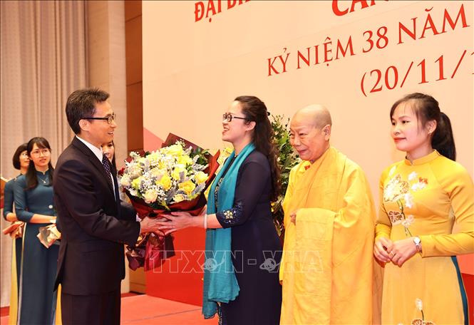 Trong ảnh: Phó Thủ tướng Vũ Đức Đam tặng hoa các Đại biểu tại buổi gặp mặt. Ảnh: Trọng Đức - TTXVN