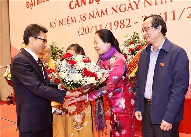 Trong ảnh: Phó Thủ tướng Vũ Đức Đam tặng hoa các Đại biểu tại buổi gặp mặt. Ảnh: Trọng Đức - TTXVN