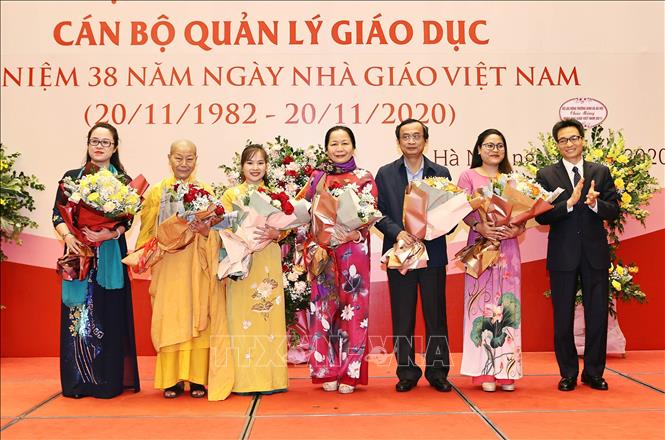 Trong ảnh: Phó Thủ tướng Vũ Đức Đam tặng hoa các Đại biểu tại buổi gặp mặt. Ảnh: Trọng Đức - TTXVN