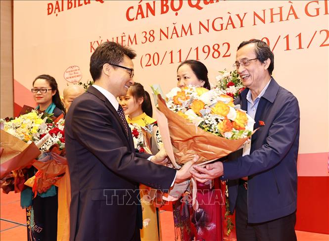 Trong ảnh: Phó Thủ tướng Vũ Đức Đam tặng hoa các Đại biểu tại buổi gặp mặt. Ảnh: Trọng Đức - TTXVN