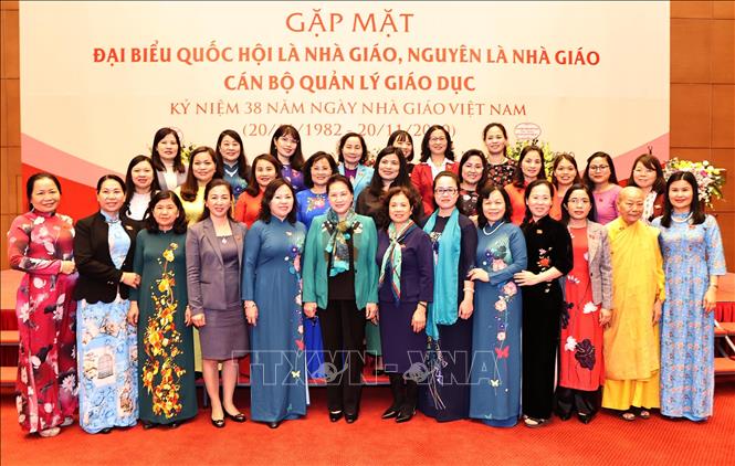 Trong ảnh: Chủ tịch Quốc hội Nguyễn Thị Kim Ngân với các nữ đại biểu tại buổi gặp mặt. Ảnh: Trọng Đức - TTXVN