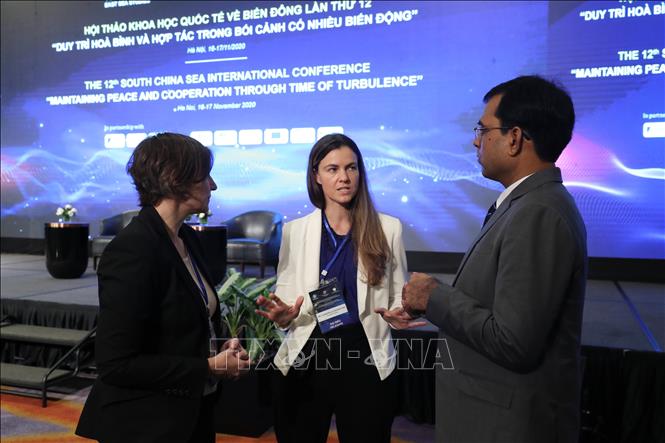 Photo: Delegates exchange views on the sidelines of the conference. VNA Photo:Lâm Khánh