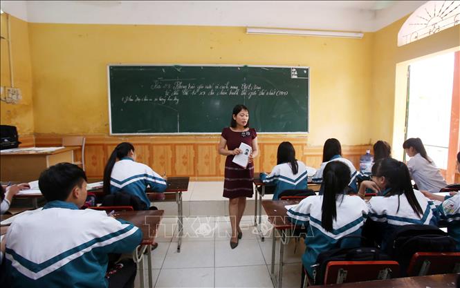 Trong ảnh: Cô giáo Vũ Thị Anh trong giờ học môn Lịch sử cùng với các em học sinh Trường THPT Ân Thi. Ảnh: Phạm Kiên - TTXVN