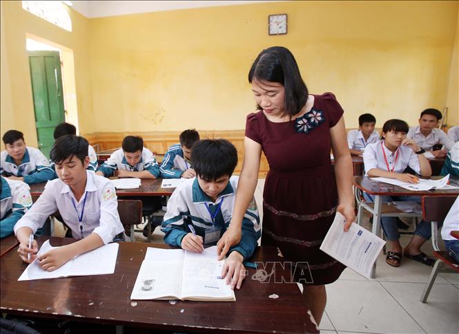 Trong ảnh: Cô giáo Vũ Thị Anh hướng dẫn học sinh trong giờ học môn Lịch sử tại Trường THPT Ân Thi. Ảnh: Phạm Kiên - TTXVN
