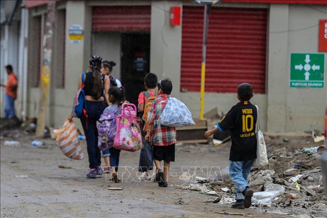 Trong ảnh: Người dân sơ tán tránh bão Iota tại La Lima, Cortes, Honduras, ngày 16/11/2020. Ảnh: AFP/ TTXVN