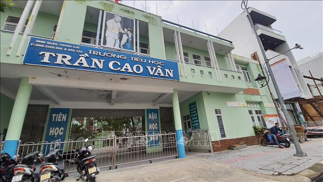 Trong ảnh: Trường tiểu học Trần Cao Vân, cơ sở 1 (tại 213 Lê Duẩn, quận Thanh Khê, thành phố Đà Nẵng) phải di dời học sinh sau khi căn nhà cạnh bên bị nghiêng, tường rào của trường sụt lún. Ảnh: Văn Dũng - TTXVN