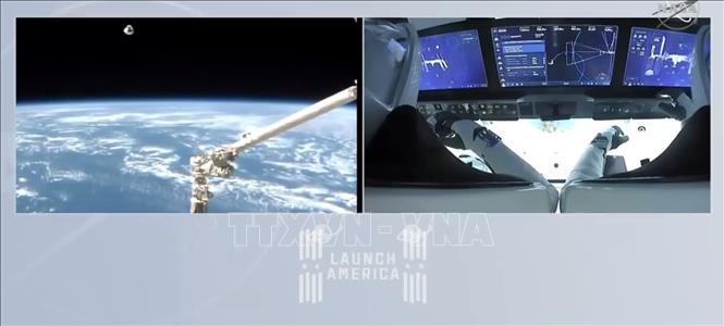 Trong ảnh: Tàu vũ trụ Crew Dragon tiếp cận Trạm Vũ trụ Quốc tế (ISS), ngày 16/11/2020. Ảnh: AFP/ TTXVN