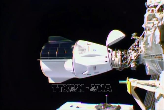 Trong ảnh: Tàu vũ trụ Crew Dragon kết nối với Trạm Vũ trụ Quốc tế (ISS), ngày 16/11/2020. Ảnh: AFP/ TTXVN