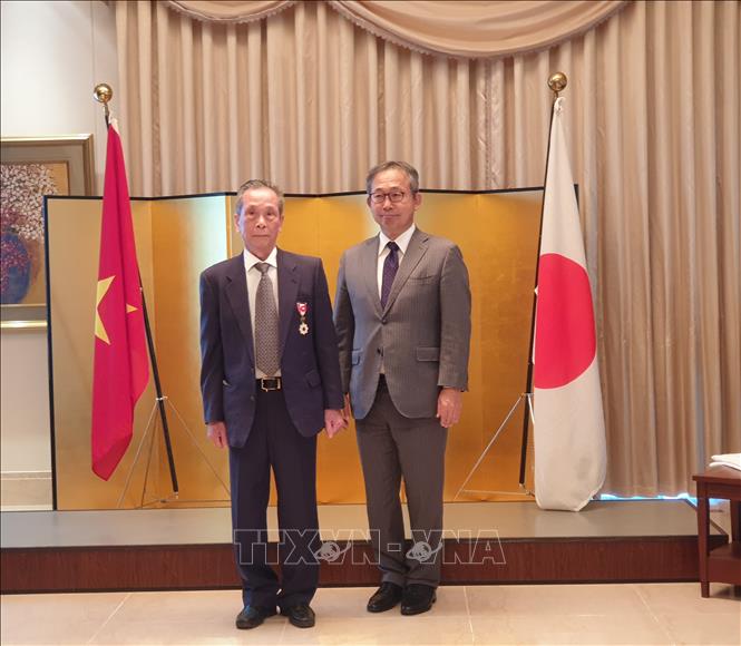 Photo: Japanese Ambassador to Vietnam Yamada Takio (R) presents the award to Associate Professor, Dr. Tran Son (L). VNA Photo: Phương Anh