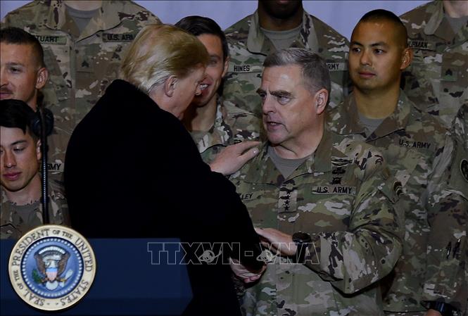 Trong ảnh: Tổng thống Mỹ Donald Trump tới thăm các binh sĩ Mỹ tại căn cứ không quân Bagram ở Afghanistan dịp Lễ Tạ ơn, ngày 28/11/2019. Ảnh: AFP/TTXVN