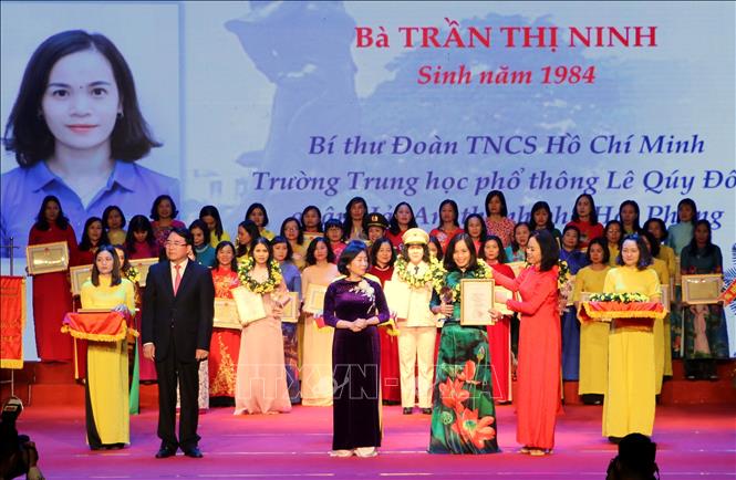 Trong ảnh: Cô Trần Thị Ninh nhận giải thưởng Lê Chân năm 2019. Ảnh: Minh Thu - TTXVN