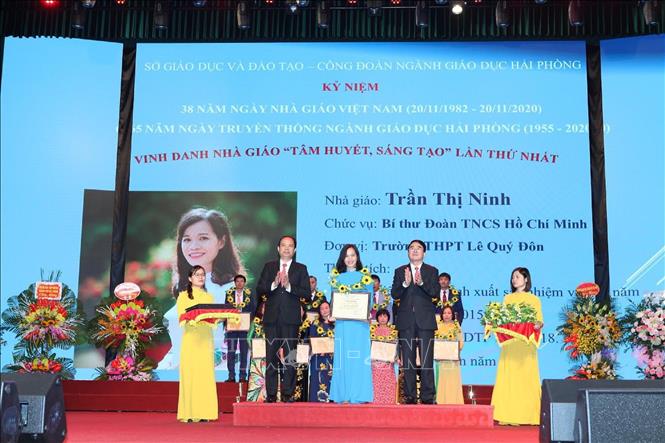 Trong ảnh: Cô Trần Thị Ninh là 1 trong 65 nhà giáo “Tâm huyết, sáng tạo”. Ảnh: TTXVN phát