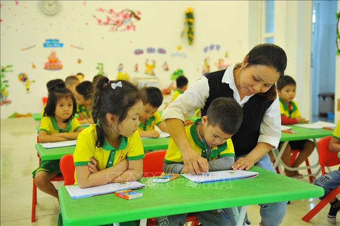 Trong ảnh: Cô và trò của Trường mầm non Ninh Thắng với các giờ học sinh động, hiệu quả, giúp trẻ luôn phát huy tính tích cực chủ động. Ảnh: Minh Đức - TTXVN