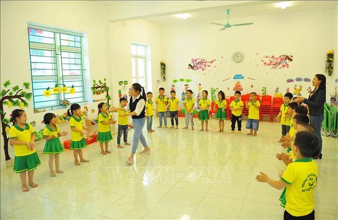 Trong ảnh: Cô và trò của Trường Mầm non Ninh Thắng với các giờ học sinh động, hiệu quả, giúp trẻ luôn phát huy tính tích cực chủ động. Ảnh: Minh Đức - TTXVN