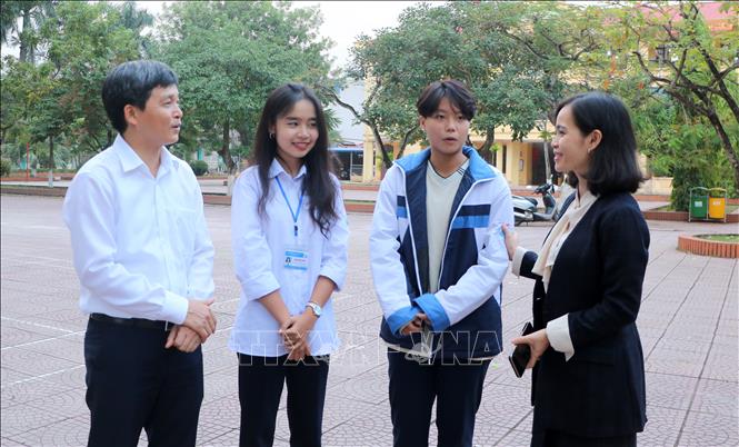 Trong ảnh: Thầy Trần Đức Ngọc, Hiệu trưởng Trường Trung học Phổ thông Lê Quý Đôn cùng cô Trần Thị Ninh thảo luận với các em học sinh về chương trình văn nghệ chào mừng Ngày Nhà giáo Việt Nam 20/11. Ảnh: Minh Thu - TTXVN