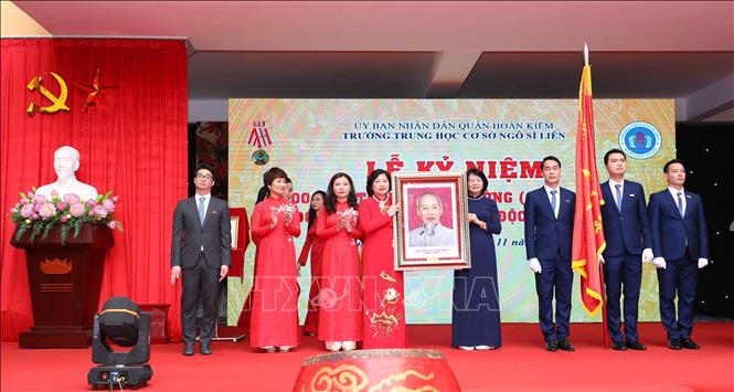 Trong ảnh: Phó Chủ tịch nước Đặng Thị Ngọc Thịnh tặng bức chân dung bác Hồ kính yêu cho thầy và trò trường THCS Ngô Sĩ Liên. Ảnh: Thanh Tùng - TTXVN