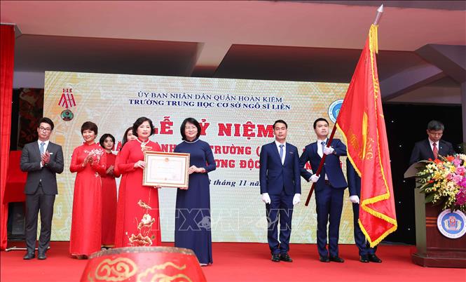 Trong ảnh: Phó Chủ tịch nước Đặng Thị Ngọc Thịnh trao Huân chương Độc lập hạng Nhì cho trường THCS Ngô Sĩ Liên. Ảnh: Thanh Tùng - TTXVN