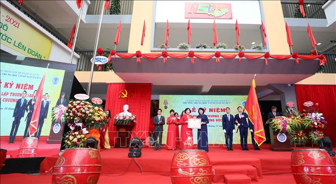 Trong ảnh: Phó Chủ tịch nước Đặng Thị Ngọc Thịnh trao Huân chương Độc lập hạng Nhì cho trường THCS Ngô Sĩ Liên. Ảnh: Thanh Tùng - TTXVN