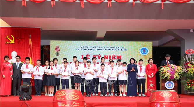 Trong ảnh: Phó Chủ tịch nước Đặng Thị Ngọc Thịnh trao học bổng cho các học sinh trường THCS Ngô Sĩ Liên. Ảnh: Thanh Tùng - TTXVN