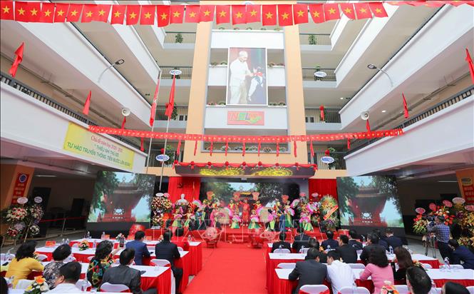 Trong ảnh: Tiết mục văn nghệ chào mừng của giáo viên và học sinh nhà trường. Ảnh: Thanh Tùng - TTXVN