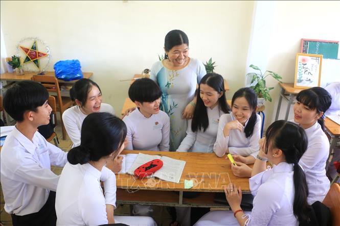 Trong ảnh: Cô Bùi Lê Xuân Trang tham gia một buổi sinh hoạt nhóm của học sinh lớp 11A1. Ảnh: Lê Thúy Hằng - TTXVN