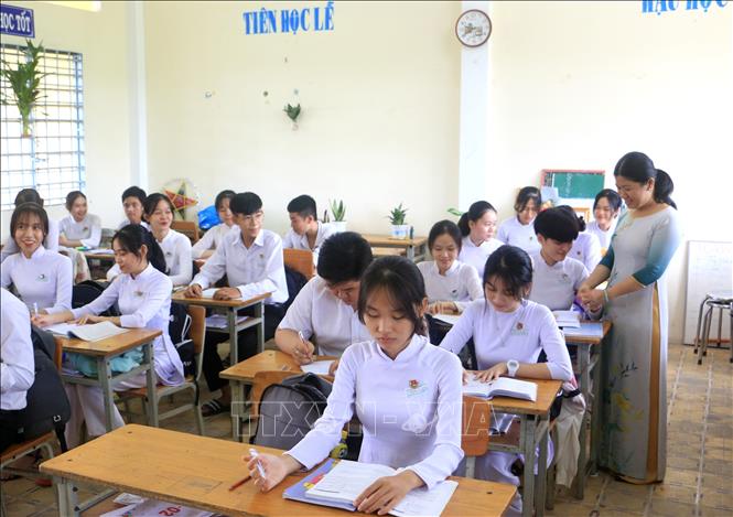 Trong ảnh: Cô Bùi Lê Xuân Trang động viên em Nguyễn Thái Quyên (hiện đã không còn là học sinh cá biệt) trong giờ sinh hoạt lớp. Ảnh: Lê Thúy Hằng - TTXVN