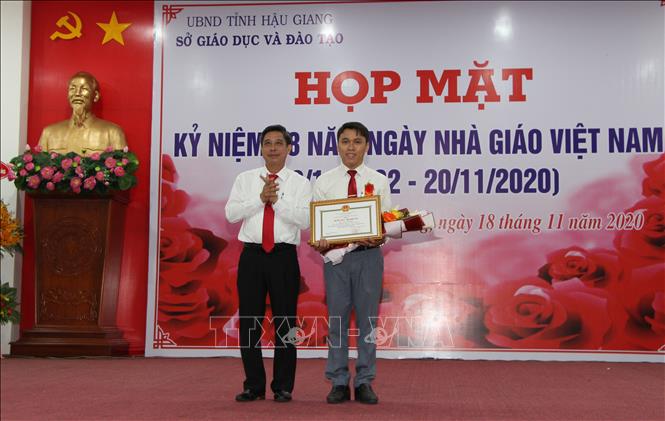 Trong ảnh: Cá nhân nhận bằng khen của UBND tỉnh Hậu Giang. Ảnh: Hồng Thái - TTXVN