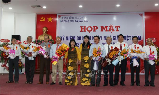 Trong ảnh: Lãnh đạo Sở GD&ĐT tỉnh Hậu Giang tặng hoa và quà tri ân cho nguyên lãnh đạo ngành Giáo dục tỉnh. Ảnh: Hồng Thái - TTXVN