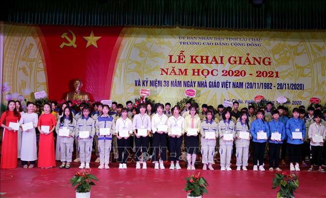 Trao học bổng cho 75 học sinh, sinh viên có hoàn cảnh đặc biệt khó khăn đạt thành tích xuất sắc trong học tập. Ảnh: Quý Trung – TTXVN