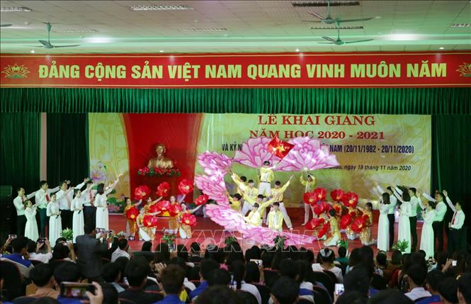 Tiết mục biểu diễn văn nghệ chào mừng lễ khai giảng năm học mới và mừng ngày Nhà giáo Việt Nam 20/11. Ảnh: Quý Trung – TTXVN