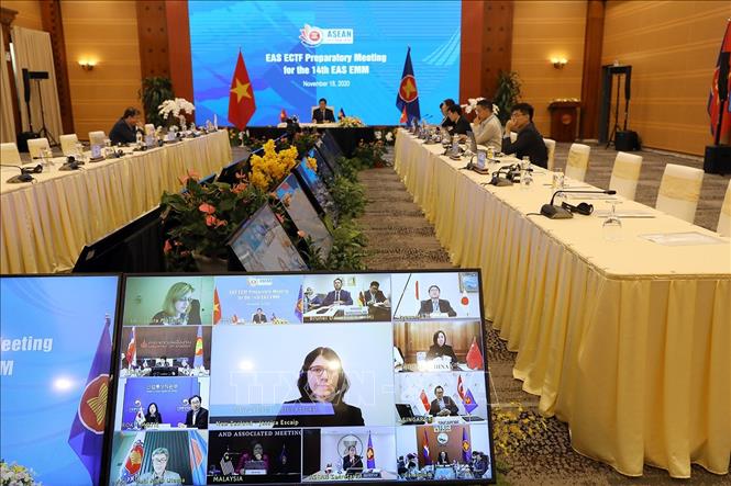Trong ảnh: Điểm cầu các nước ASEAN và Hà Nội (Việt Nam) tham dự hội nghị trực tuyến. Ảnh: Phan Tuấn Anh - TTXVN