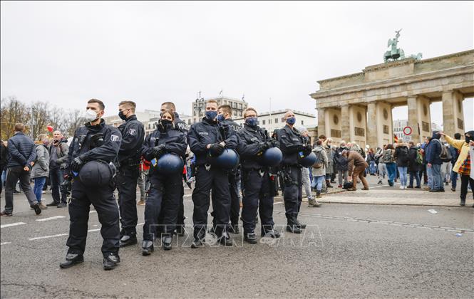 Trong ảnh: Cảnh sát gác trước Cổng Brandenburg ở Berlin, Đức, ngày 18/11/2020, để ngăn chặn người biểu tình quá khích . Ảnh: AFP/TTXVN