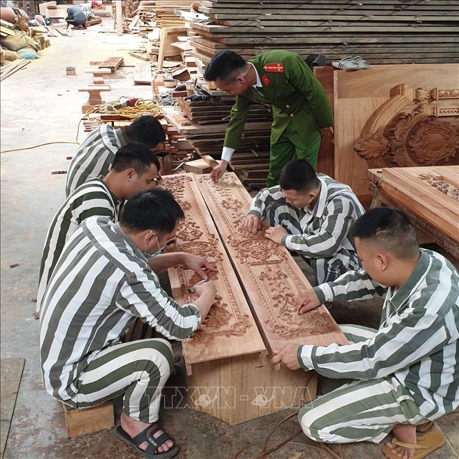Trong ảnh: Phạm nhân đang lao động cải tạo dưới sự hướng dẫn, quản lý của cán bộ quản giáo.
Ảnh: Mạnh Tú - TTXVN
