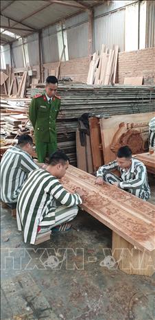 Trong ảnh: Cán bộ quản giáo hướng dẫn phạm nhân lao động cải tạo. Ảnh: Mạnh Tú - TTXVN
