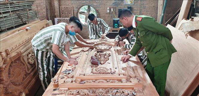 Trong ảnh: Học nghề và định hướng nghề cũng là một hình thức giáo dục cải tạo được cán bộ quản giáo ở Trại tạm giam Kim Chi chú trọng. Ảnh: Mạnh Tú - TTXVN
