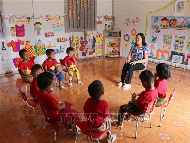 Điểm trường Mầm non Huổi Moi do cô giáo Lê Thị Loan phụ trách có 8 học sinh (độ tuổi từ 2 đến 5 tuổi), đều là con em đồng bào dân tộc Cống. Ảnh: Xuân Tiến - TTXVN.