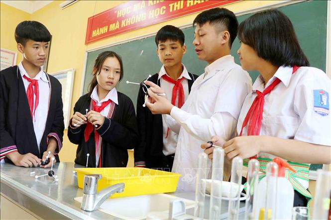 Trong ảnh: Giờ thực hành môn Hóa Học của học sinh Trường phổ thông Dân tộc nội trú THCS huyện Tân Sơn, tỉnh Phú Thọ. Ảnh: Trung Kiên - TTXVN