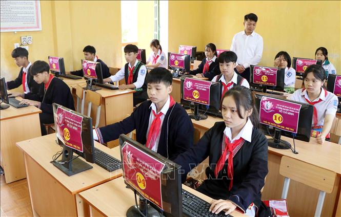 Trong ảnh: Giờ học tin học của học sinh Trường phổ thông Dân tộc nội trú THCS huyện Tân Sơn, tỉnh Phú Thọ. Ảnh: Trung Kiên - TTXVN