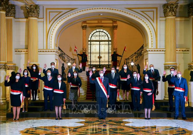 Trong ảnh: Tổng thống Peru Francisco Sagasti (giữa, hàng đầu) cùng các thành viên nội các mới chụp ảnh lưu niệm tại Lima ngày 18/11/2020. Ảnh: AFP/TTXVN