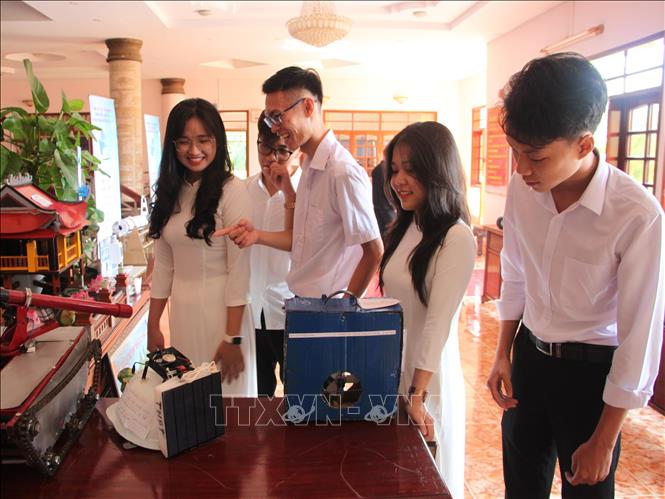 Trong ảnh: Học sinh tham quan các mô hình đạt giải cao trong cuộc thi. Ảnh: K GỬIH -TTXVN