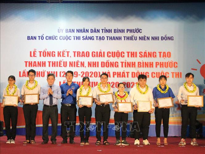 Trong ảnh: Trao giải cho các tác giả. Ảnh: K GỬIH -TTXVN
