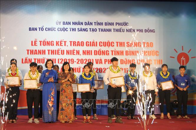 Trong ảnh: Trao giải cho các tác giả. Ảnh: K GỬIH -TTXVN