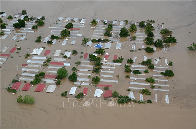 Trong ảnh: Cảnh ngập lụt sau mưa lớn do ảnh hưởng của bão Iota tại San Pedro, Honduras, ngày 18/11/2020. Ảnh: AFP/ TTXVN