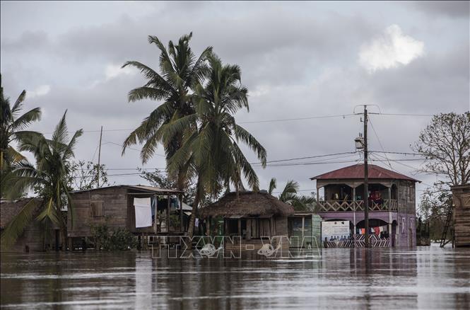 Trong ảnh: Cảnh ngập lụt sau mưa lớn do ảnh hưởng của bão Iota tại Bilwi, Puerto Cabezas, Nicaragua, ngày 18/11/2020. Ảnh: AFP/ TTXVN