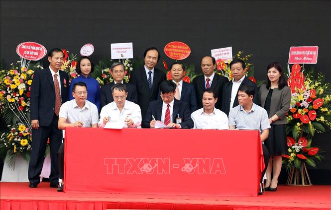 Trong ảnh: Nhà trường và doanh nghiệp ký kết tiếp nhận lao động là HSSV sau tốt nghiệp tại buổi Lễ. Ảnh: Anh Tuấn – TTXVN