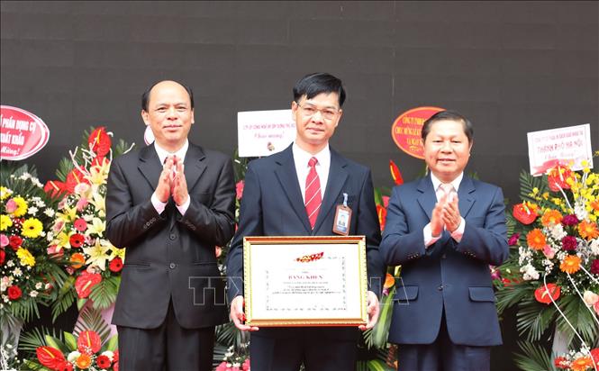 Trong ảnh: Trao Bằng khen của Bộ trưởng Bộ Lao động – Thương binh và Xã hội cho tập thể trường tại buổi lễ. Ảnh: Anh Tuấn – TTXVN