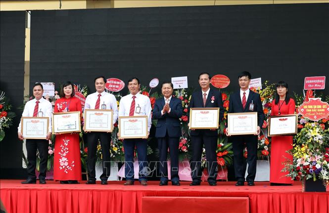 Trong ảnh: Trao Bằng khen của Bộ trưởng Bộ Lao động – Thương binh và Xã hội cho các điển hình tiên tiến giai đoạn 2015 – 2020 tại buổi lễ. Ảnh: Anh Tuấn – TTXVN