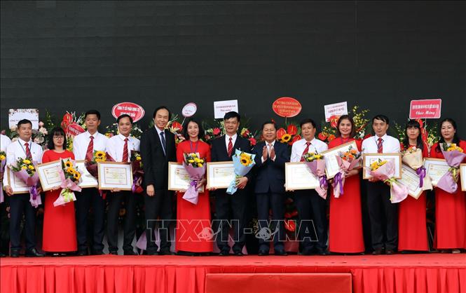 Trong ảnh: Trao Kỷ niệm chương của Bộ Lao động – Thương binh và Xã hội cho các thày, cô của trường tại buổi lễ. Ảnh: Anh Tuấn – TTXVN
