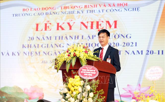 Trong ảnh: Ông Đặng An Bình, Hiệu trưởng trường Cao đẳng nghề Kỹ thuật công nghệ ôn lại 20 năm phát triển của trường, khai giảng năm học mới và kỷ niệm Ngày Nhà giáo Việt Nam. Ảnh: Anh Tuấn – TTXVN