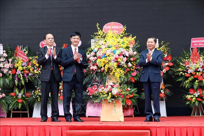 Trong ảnh: Ông Lê Tấn Dũng, Thứ trưởng Bộ Lao động – Thương binh và Xã hội tặng hoa nhà trường tại buổi lễ. Ảnh: Anh Tuấn – TTXVN